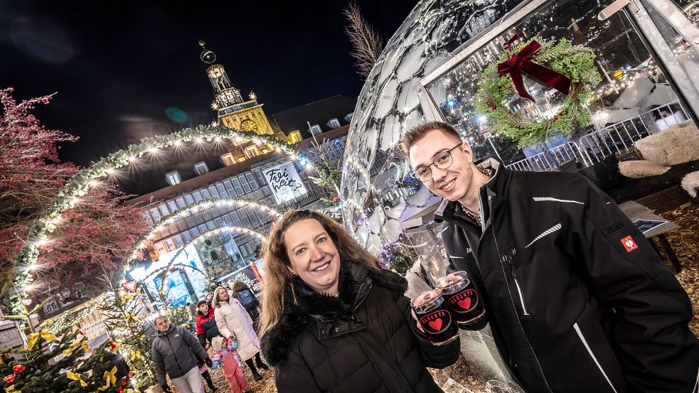 Innenstadtkoordinatorin Julia Kruse und Innenstadt-Veranstaltungskoordinator Jann Tunder zeigten die neuen Glas-Iglus auf dem Weihnachtsmarkt. Fotos: Klaus Ortgies