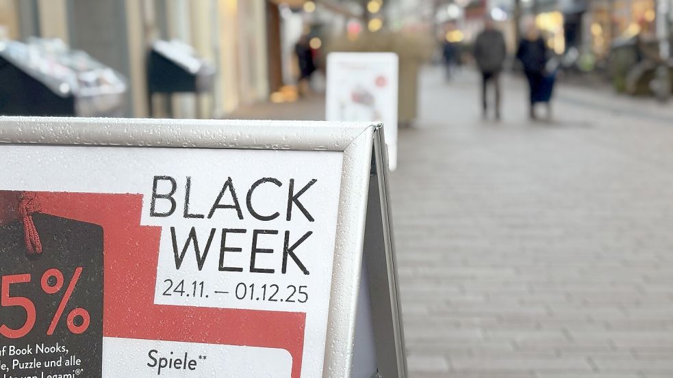 Vor der Auricher Filiale der Buchhandlungskette Hugendubel wird mit der Black Week geworben. Foto: Eva van Loh