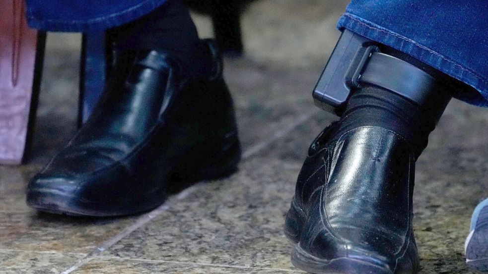 Wegen Beschädigung seiner elektronischen Fußfessel sitzt Bolsonaro bereits in U-Haft. Foto: Eraldo Peres/AP/dpa