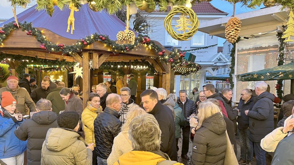 Viele Mitglieder des Rats, von der Kaufmannschaft und aus Vereinen ließen sich die Eröffnung nicht entgehen. Foto: Karin Böhmer
