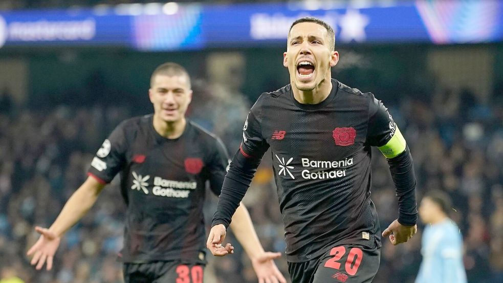 Leverkusens Alejeandro Grimaldo jubelt nach seinem Treffer zum 1:0. Foto: Dave Thompson/AP/dpa