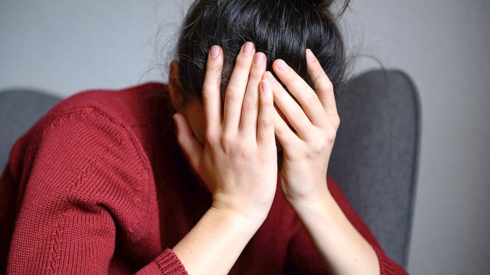 Chronischer Stress erhöht das Risiko für Rückenschmerzen deutlich. (Symbolbild) Foto: Jonas Walzberg