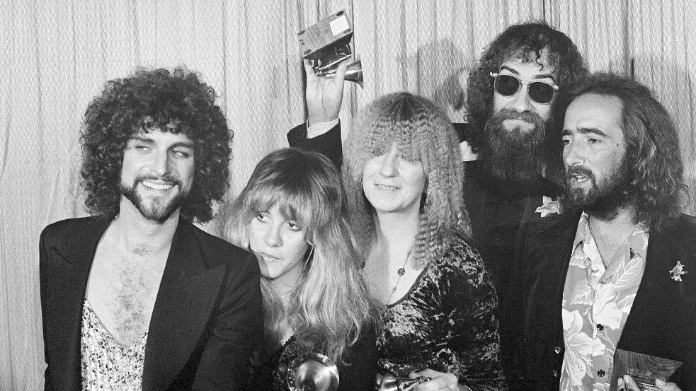 1978 erhielten John McVie (r) und Fleetwood Mac den Grammy in der Kategorie Album des Jahres für „Rumours“. (Archivbild) Foto: Richard Drew/AP/dpa