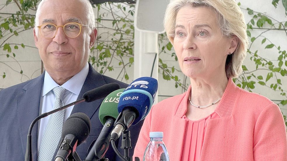António Costa (l), Präsident des Europäischen Rates und Ursula von der Leyen, Präsidentin der EU-Kommission teilen beim EU-Afrika-Gipfel ein Statement zum US-Friedensplan. Foto: dpa/Eva Krafczyk