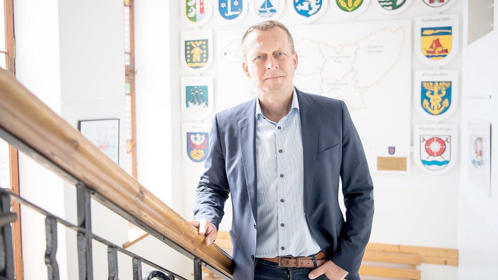 Seit 2019 ist Jürgen Akkermann parteiloser Bürgermeister der Insel Borkum. Im vergangenen Jahr musste er sich harter Kritik am Klaasohm-Fest stellen. Foto: Sina Schuldt/dpa
