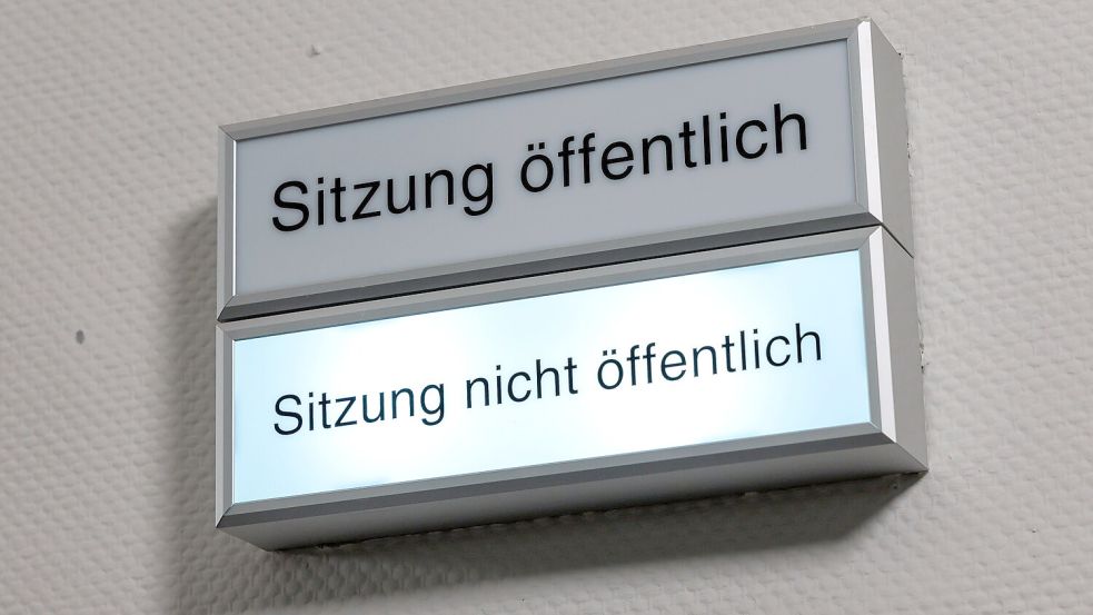 Nicht nur Gerichtsverhandlungen, wie auf diesem Bild, sind bisweilen nicht-öffentlich, sondern auch viele Gremiensitzungen des Auricher Kreistags. Foto: DPA