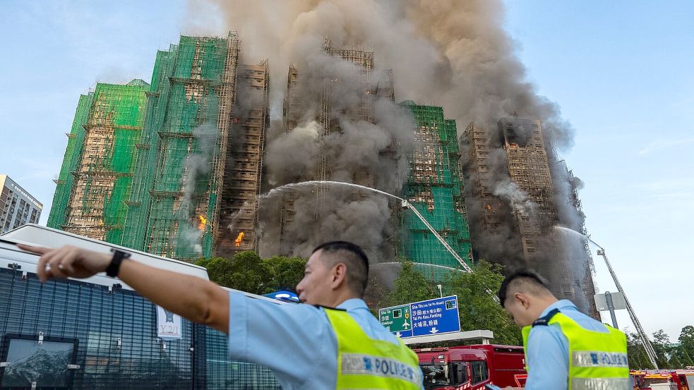 Rettungskräfte Foto: Chan Long Hei/AP/dpa