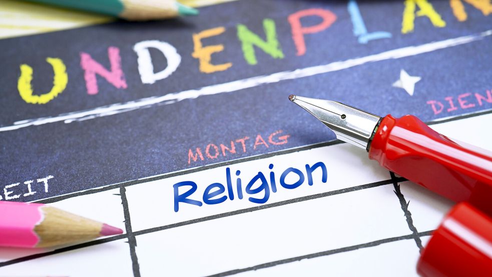 Katholische und Evangelische Religion werden ab Sommer 2026 zu einem gemeinsamen Unterrichtsfach. Foto: IMAGO/Christian Ohde