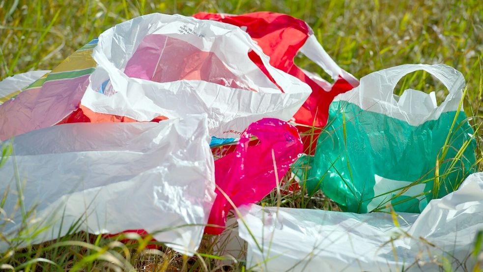 Plastiktüten wie diese sind inzwischen nicht mehr an Deutschlands Supermarkt-Kassen zu bekommen. (Archivbild) Foto: Patrick Pleul