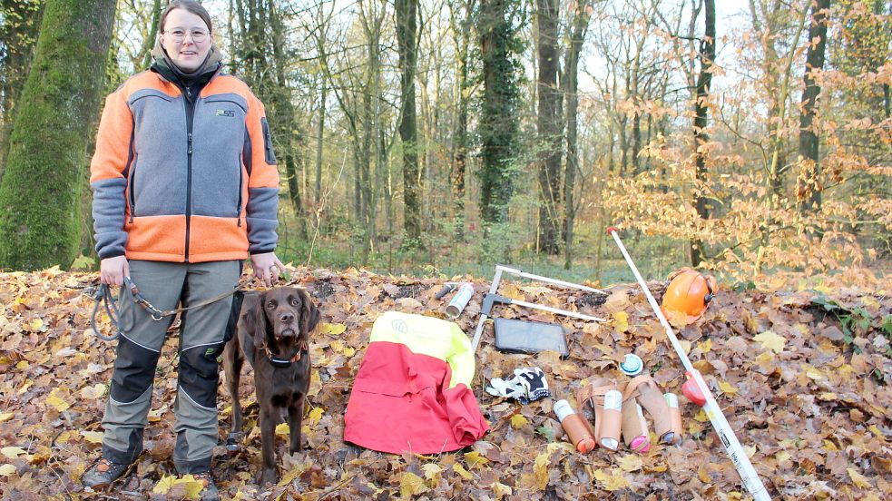Försterin Friederike Schmitting und die zehn Dinge, die sie immer dabei hat, inklusive Hund. Foto: Imke Oltmanns