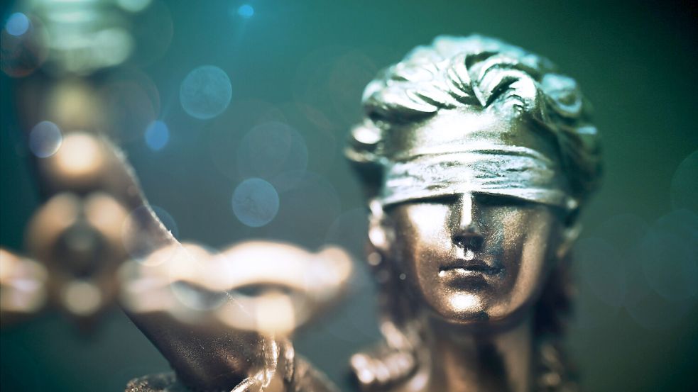 Immer wieder werden Menschen in Deutschland verurteilt, ohne wirklich schuldig zu sein. Doch nur wer es schafft, strenge Anforderungen zu erfüllen, hat eine Chance auf Freiheit. Foto: IMAGO/Christian Ohde