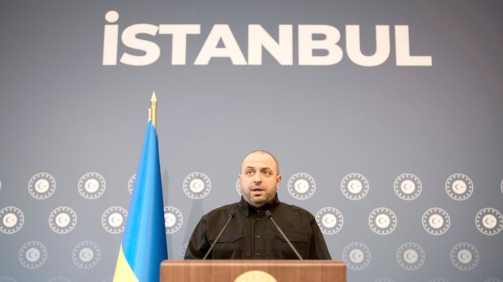 Ex-Verteidigungsminister Rustem Umjerow ist einer der Hauptunterhändler von Kiew und wurde jetzt als Zeuge in einem Schmiergeldskandal vernommen. (Archivbild) Foto: Emrah Gurel/AP/dpa