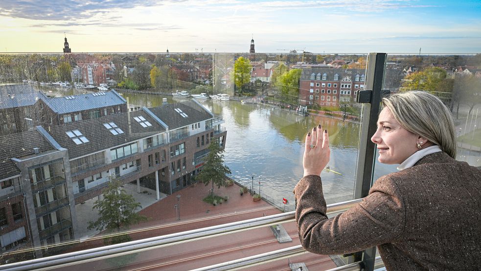 Der Ausblick über die Stadt Leer ist auch für Immobilienberaterin Teona Wurpts etwas Besonderes. Foto: Klaus Ortgies