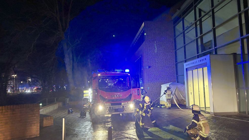 Rund 40 Kräfte der Feuerwehr waren an der Kunsthalle im Einsatz. Foto: Lotta Groenendaal