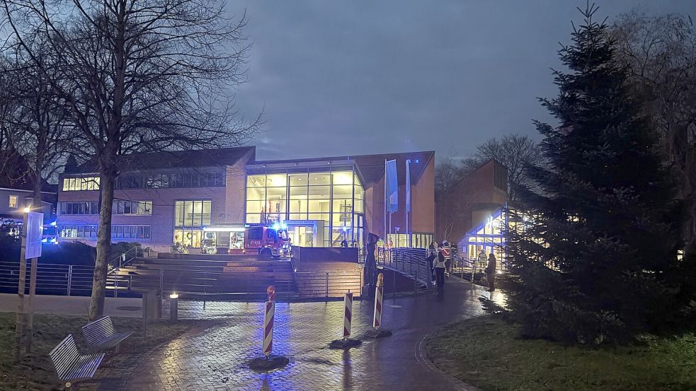 Großaufgebot der Einsatzkräfte bei der Emder Kunsthalle: Im benachbarten Café Henri`s hat es gebrannt. Fotos: Lotta Groenendaal