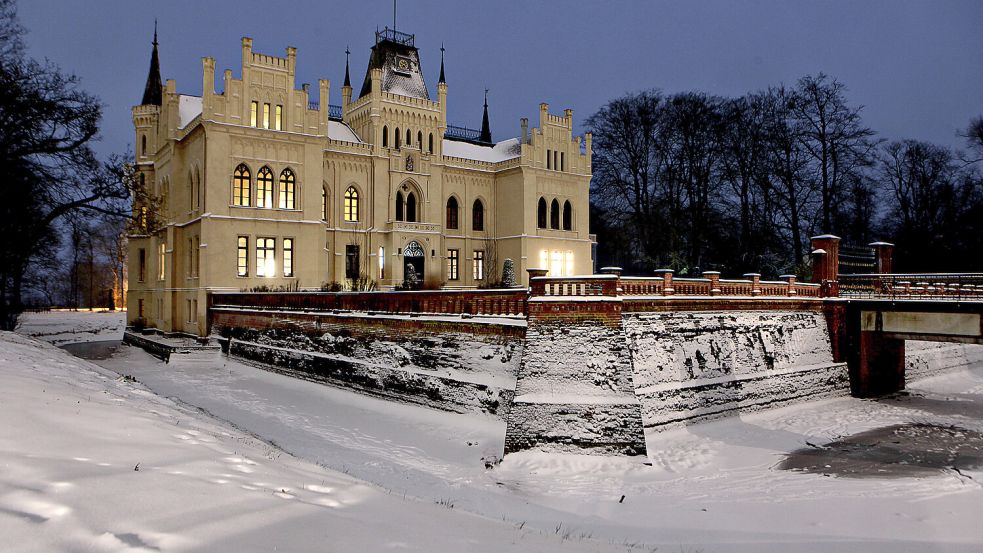 Vielleicht wird das Schloss Evenburg in Leer auch im Dezember von Schnee umgeben sein. Die Aktionen stehen jedenfalls schon fest. Foto: Archiv