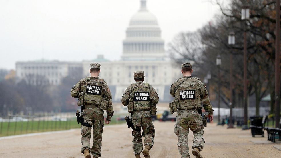 26.11.2025, USA, Washington: Soldaten der Nationalgarde patrouilliert entlang der National Mall vor dem Kapitol. Foto: Rahmat Gul/AP/dpa +++ dpa-Bildfunk +++ Foto: Rahmat Gul
