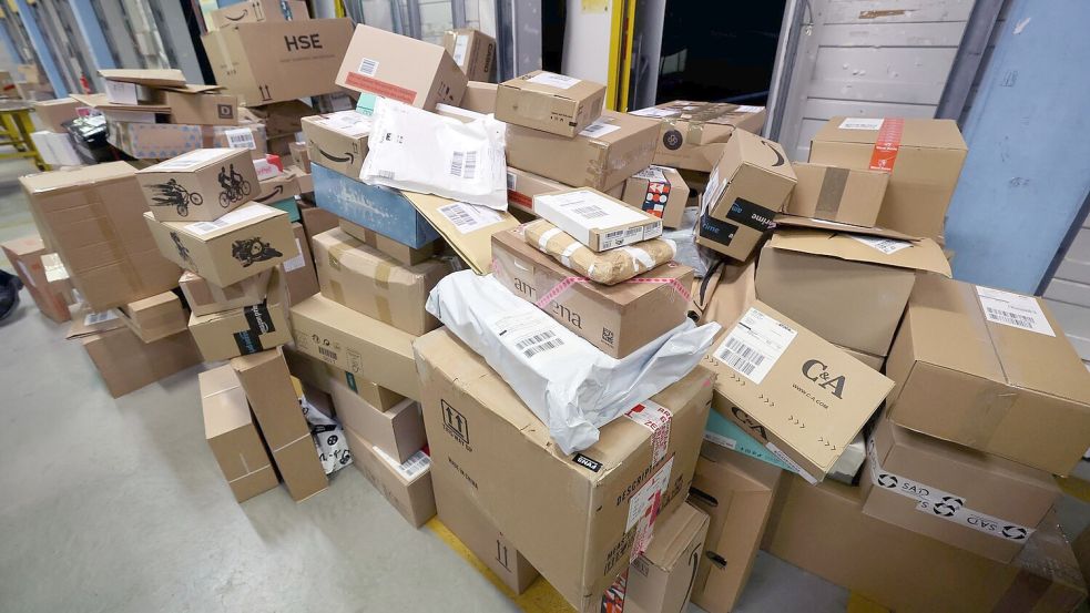 Verbraucher können Retouren in Postshops abgeben. Foto: Bernd Wüstneck