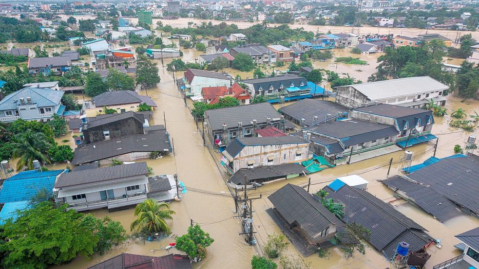 Die Zahl der Toten in Südthailand steigt. Viele sind ertrunken. Foto: Arnun Chonmahatrakool/AP/dpa