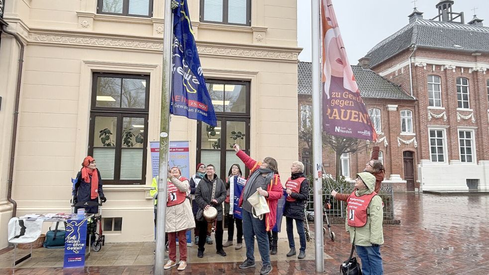 Auch in Norden wurden am Dienstag vor dem Rathaus Flaggen zum Orange Day gehisst. Foto: Rebecca Kresse