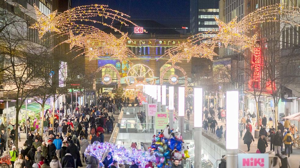 Die weihnachtlich geschmückte Innenstadt von Hannover. Viele Einzelhändler fürchten in diesem Jahr ein schlechtes Weihnachtsgeschäft. (Symbolbild) Foto: Julian Stratenschulte