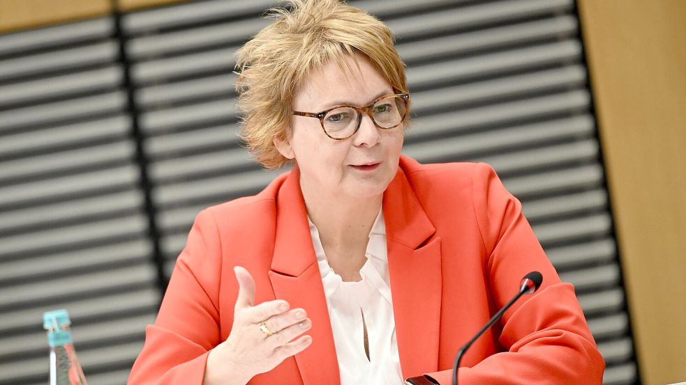 Hält die geplanten Verschärfungen zur Gewaltprävention in Fußballstadien für richtig: Niedersachsens Innenministerin Daniela Behrens (SPD) Foto: dpa/Shireen Broszies