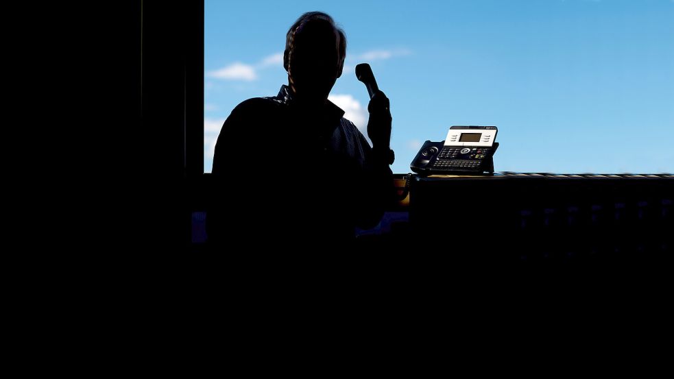Ein Leeraner ist mit einem Schockanruf um mehr als 20.000 Euro betrogen worden. Symbolfoto: Julian Stratenschulte/dpa