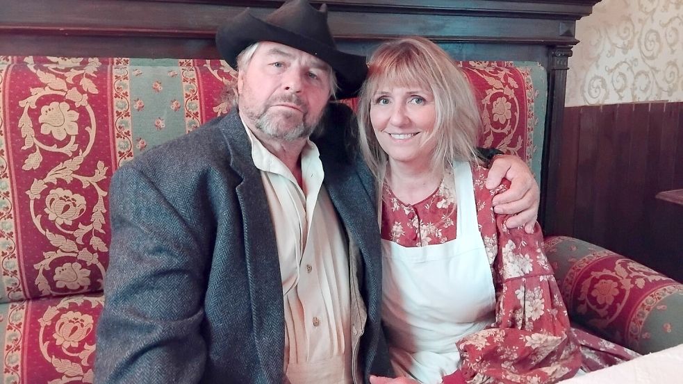 Uwe Fellensiek mit Laienschauspielerin Jenny Ennenga am Filmset von „Liberation“. Foto: Clarissa Scherzer