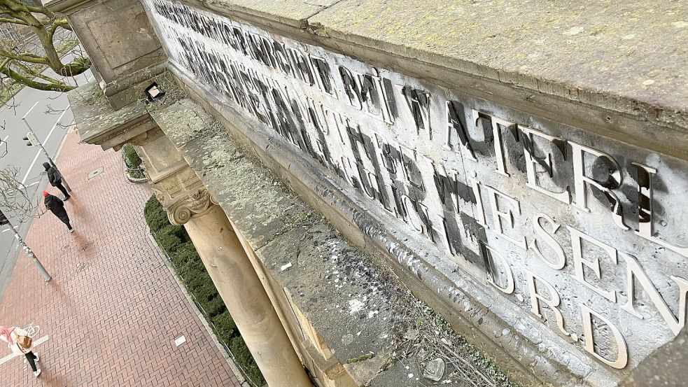 Das Kriegsdenkmal Heger Tor in Osnabrück ist von der Aktivistengruppe „Rausmetall“ beschmiert worden. Foto: Bernhard Brockhaus