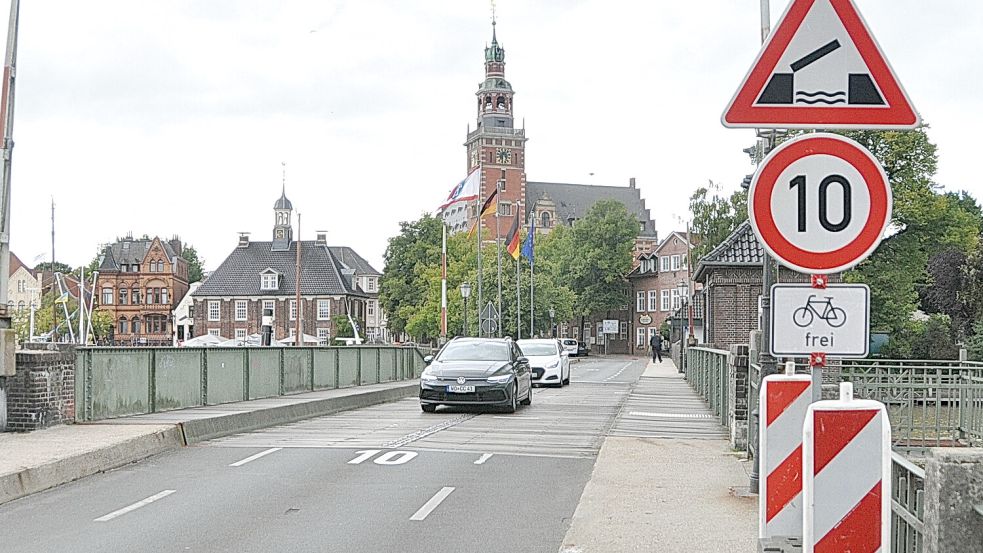 Die Rathausbrücke in Leer muss länger gesperrt werden als gedacht. Foto: Bodo Wolters/Archiv