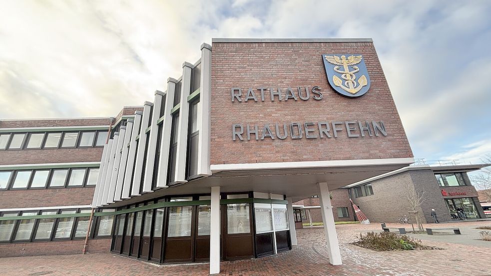 Das Rhauderfehner Rathaus hat gut 50 Jahre auf dem Buckel. Zukunftsfähig ist es im jetzigen Zustand nicht, sagt der Bürgermeister. Foto: Marion Janßen