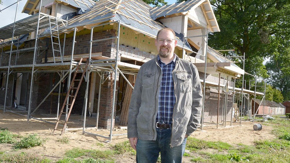 Thomas Otto hat, unter anderem mit viel Eigenleistung, in den vergangenen Jahren ein Haus in Wittensand gebaut. Das Foto zeigt ihn vor dem Rohbau im Jahr 2019. Foto: Astrid Fertig/Archiv
