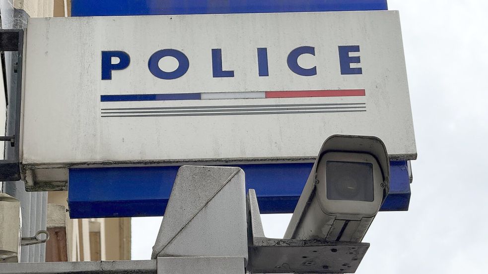 Ein Stalker, der sich in Frankreich unter dem Bett seiner Ex-Frau versteckte, wurde in einem beschleunigten Verfahren verurteilt. (Symbolbild) Foto: Rachel Boßmeyer/dpa