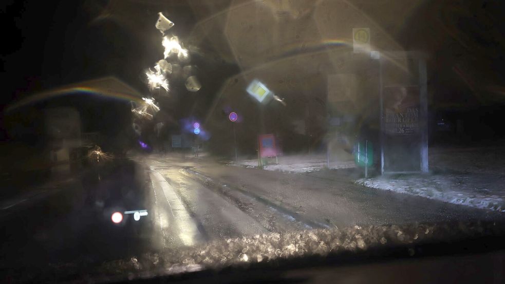 Regen auf kalten Boden verursacht der DWD-Vorhersage zufolge Glatteis im Südosten. (Archivbild) Foto: Karl-Josef Hildenbrand