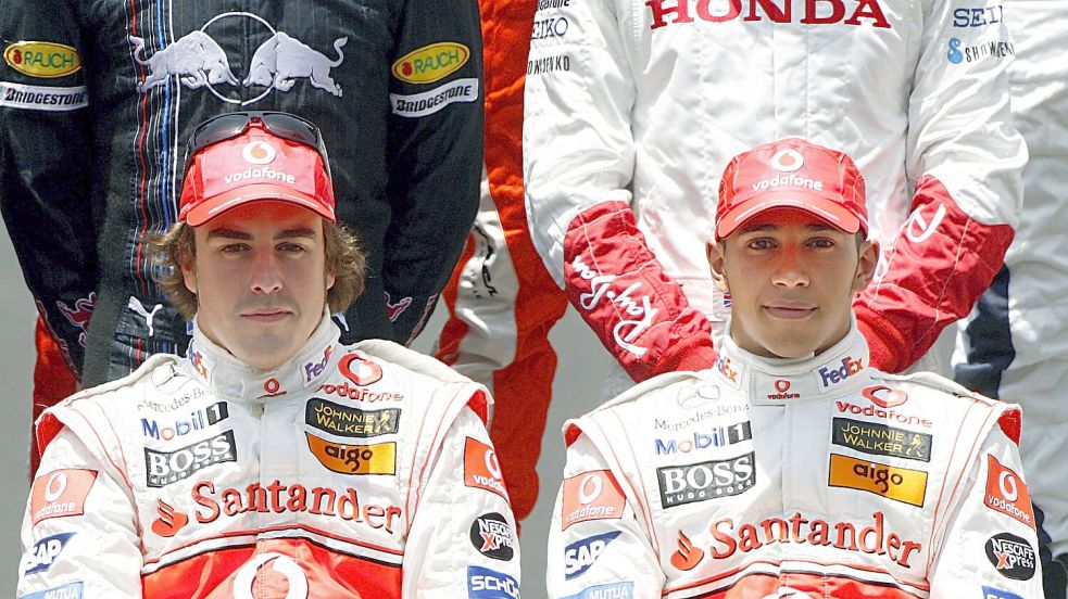 2007 verspielten Fernando Alonso (l) und Lewis Hamilton die Fahrer-WM. Foto: epa Kerim Okten/dpa