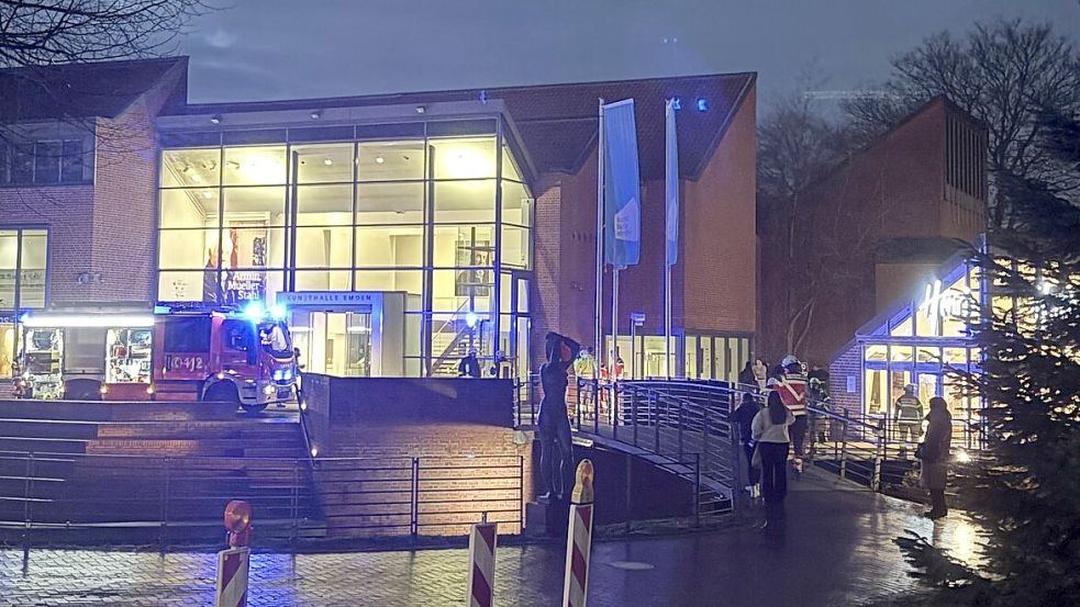 Ein Großaufgebot der Feuerwehr ist am Mittwochabend, 26. November 2025, zum Kunsthallen-Café Henri‘s ausgerückt. Dort hatte es im Technikraum gebrannt. Fotos: Lotta Groenendaal