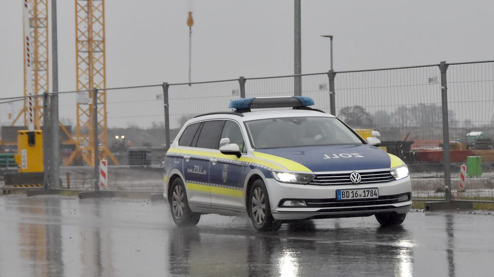 Der Zoll ist auf dem Klinikgelände in Uthwerdum im Einsatz. Foto: Thomas Dirks