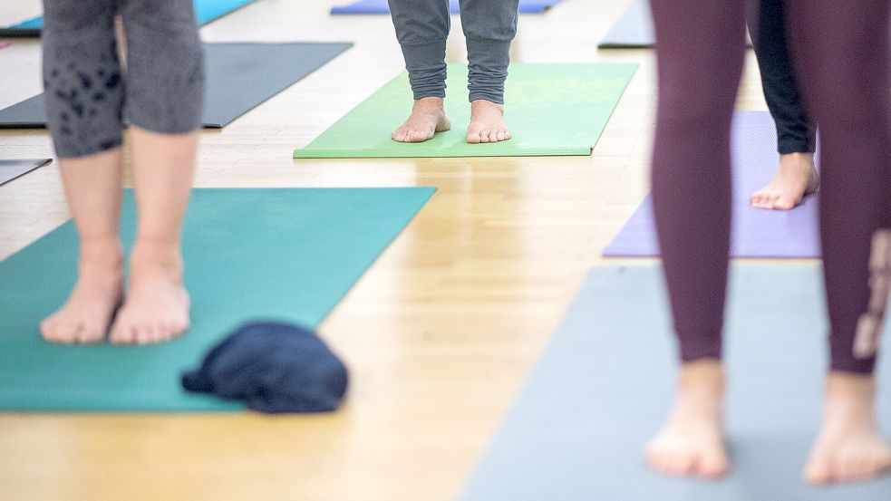 In Carolinensiel findet am Sonntag eine Yoga-Klasse der etwas anderen Art statt. Foto: Sebastian Gollnow/dpa