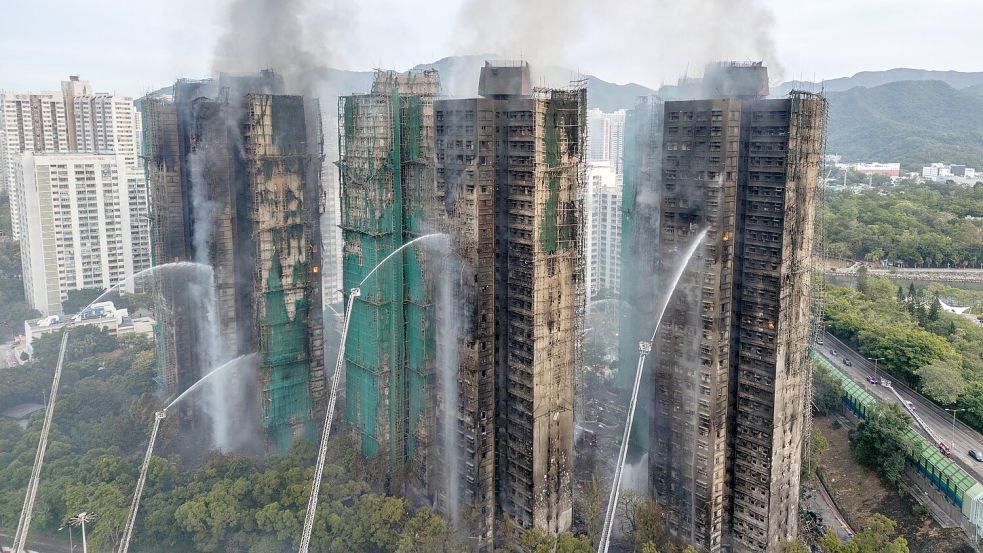 Die Feuerwehr kämpfte den gesamten Tag über weiter gegen die Flammen. Foto: Vernon Yuen
