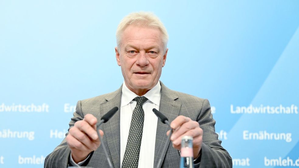 Bundesminister Alois Rainer stellt den „Ernährungsreports 2025“ vor. Foto: Elisa Schu/dpa