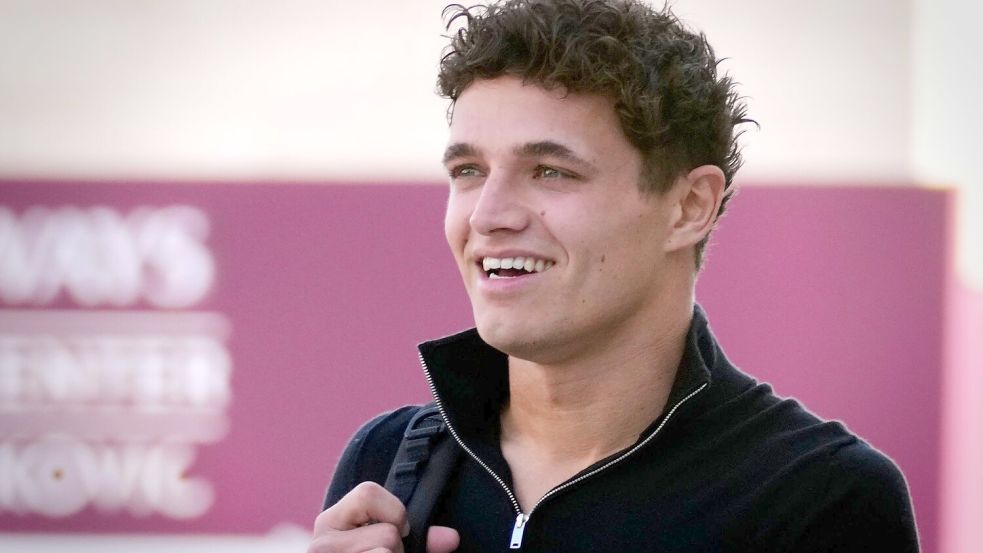 Gut gelaunt vor der möglichen Krönung: WM-Spitzenreiter Lando Norris. Foto: Darko Bandic/AP/dpa