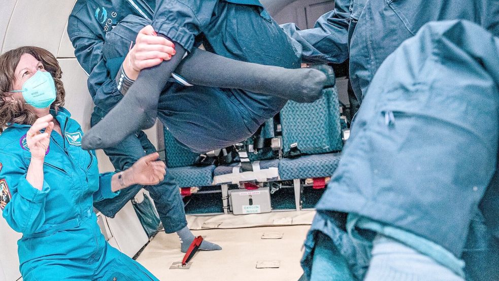 Michaela Benthaus bei einem Parabelflug in der Schwerelosigkeit – ein spezielles Flugmanöver mit einem modifizierten Flugzeug, das für kurze Zeit Schwerelosigkeit erzeugt. Foto: Michaela Benthaus