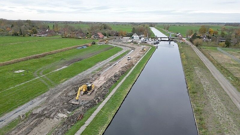 Der Ems-Jade-Kanal spielt für die Entwässerung der Region eine herausragende Rolle. Während am Südufer das Baugeschehen noch am Anfang steht, ist das breitere Dammprofil am Nordufer aus der Luft bereits gut erkennbar. Foto: Edzards/NLWKN.
