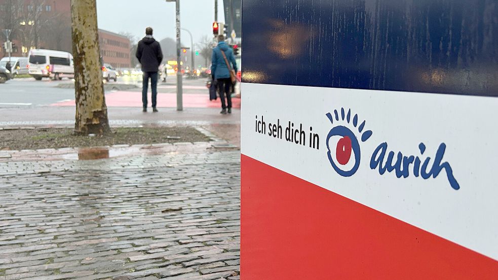 So wirbt die Stadt derzeit vor dem Gebäude des Verkehrsvereins am Pferdemarkt in Aurich. Foto: Matthias Hippen