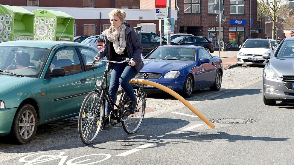 Es ist schon einige Jahre her, dass Vera Vogt mit einer Poolnudel auf dem Fahrradgepäckträger durch Leer fuhr. Die Nudel „klebt“ bis heute an ihr. Foto: Stromann/Archiv