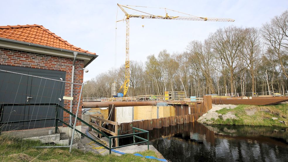 Baustellenimpressionen: Das schwarze Moorwasser des Nordgeorgsfehnkanals muss draußen bleiben. Foto: Nicole Böning/Archiv