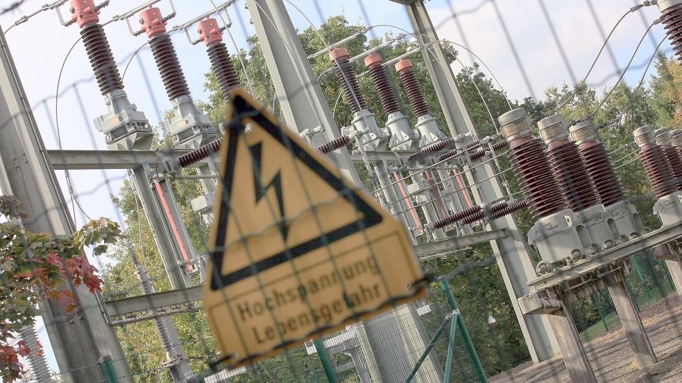 Wiesmoor kämpft seit Jahren für eine Verlegung der Hochspannungstrasse aus dem Zentrum in den Randbereich. Foto: Klaus Ortgies/Archiv