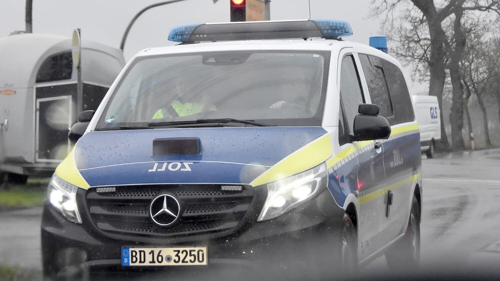 Ein Zollfahrzeug auf der Anfahrt zum Klinikgelände. Foto: Thomas Dirks