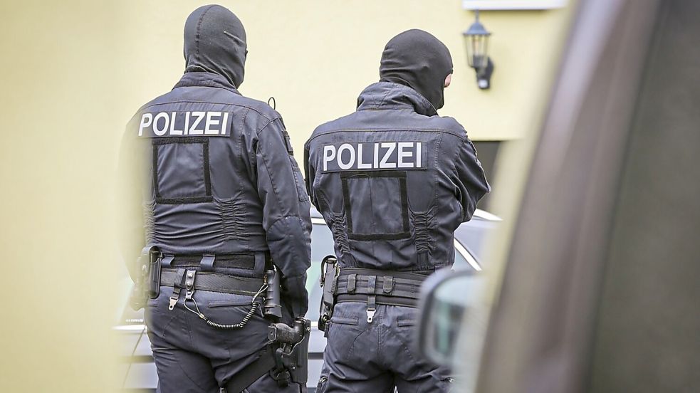 Polizisten durchsuchten Ende Oktober das Haus eines Ehepaars in Düsseldorf. Dabei wohnen die beiden schon länger in der Krummhörn, aber die Sache wirft noch weitere Fragen auf. Symbolfoto: DPA