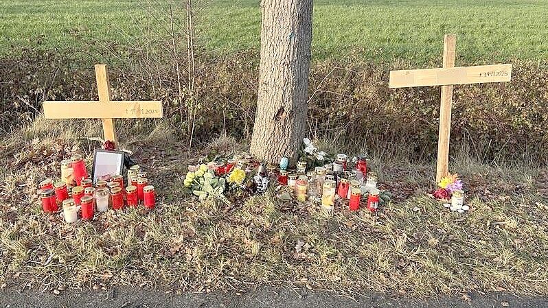 Der Tod von zwei jungen Männern aus Friesland hat tiefe Betroffenheit ausgelöst. Eine Woche nach dem Unfall sind diese beiden Kreuze an der Unfallstelle zu sehen. Freunde und Angehörige der Verunglückten haben Kerzen aufgestellt und Blumen abgelegt. Foto: Susanne Ullrich